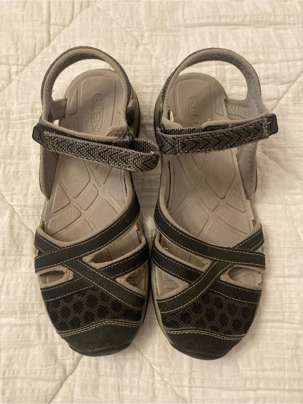 KEEN Women’s Black And Gray Cris Cross Sandals (8)